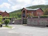 Челябинск: Продаётся элитный коттедж в Сыростане Продаётся элитный коттедж, на берегу большого, искусственного водоёма, в 3 км известного (на южном урале) горнол