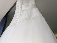 Екатеринбург: шикарное свадебное платье Продам шикарное свадебное платье кремового цвета с нежнейшим кружевом и жемчужной брошью ручной работы-12000 (возможен торг.