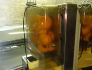 Екатеринбург: Соковыжималка для апельсинов автомат Zumex 100 07 Компактная соковыжималка. Скорость отжима 14 апельсинов в минуту. Кожура автоматически сбрасывается 