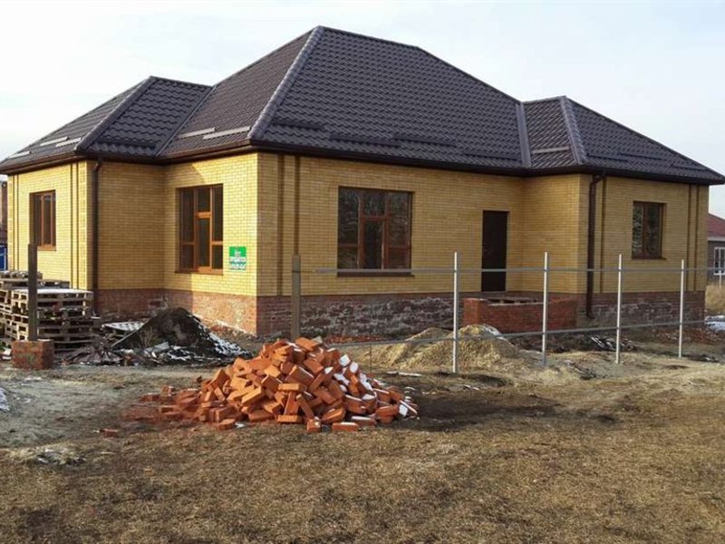 Строительство проектов двухэтажного дома из желтого кирпича в Санкт-Петербурге